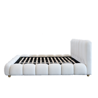 Ensemble de meubles de chambre à coucher de luxe personnalisé, moderne et durable, avec cadre en bois, lit Queen/King en tissu crème, pour villa et appartement