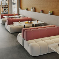 Conjunto de Sofás Modulares Acolchados con Mesa de Mármol Blanco y Base de Metal Negro para Cafetería, Salón o Área de Descanso
