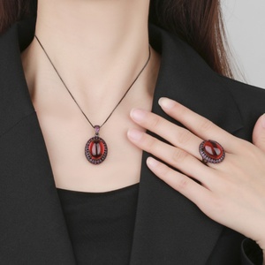 Ensemble de bijoux de mariage personnalisé en cuivre écologique haut de gamme, zircone cubique rouge sang 13*18 mm, ensemble de bijoux de mariée en or noir - Product Image 6