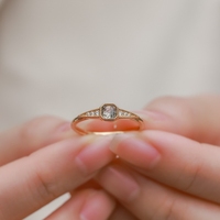 Bague en argent S925 plaqué or avec pierre d'agate verte et de mousse, fabriquée par MUSHAN Jewelry Factory, style luxe léger et tendance.