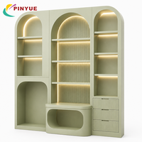 Meuble mural incurvé de luxe avec éclairage LED, panneaux rainurés verticaux, tiroirs, bureau, design moderne ondulé et arqué, étagères de présentation