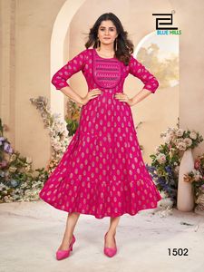 Dernière robe Kurtis moderne imprimée en rayonne avec broderie Kurtis pour dames de fournisseur indien - Product Image 3