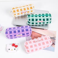 Étui à crayons en peluche à carreaux avec logo personnalisé, coloré et moelleux pour enfants