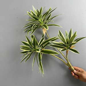 S327 Nuevo Diseño de Vegetación Artificial, Hojas Verdes Tropicales, Plantas Falsas, Hojas de Goma para Decoración de Paisajes de Fondo de Año Nuevo - Product Image 3