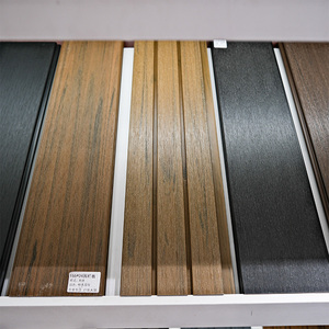 Plancher composite WPC europé<span class=keywords><strong>en</strong></span> brossé carré pour extérieur, aspect <span class=keywords><strong>teck</strong></span>, anti-UV, imperméable, antidérapant, grain 3D gaufré, pour <span class=keywords><strong>jardin</strong></span> - Product Image 1