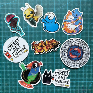 Pegatinas con Logotipo de Dibujos Animados Personalizados, Maqueta Gratuita, Resistentes a los Rayos UV, Etiquetas Adhesivas de Vinilo PVC Impermeables para Uso en Exteriores - Product Image 1