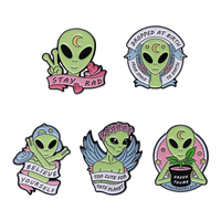 Bros berbentuk alien kartun lucu, unik dan kreatif, lencana logam seri luar angkasa, aksesori pin yang menyenangkan