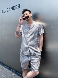 Set Due Pezzi <span class=keywords><strong>Uomo</strong></span> 2024: <span class=keywords><strong>Camicia</strong></span> e Pantaloncini in <span class=keywords><strong>Raso</strong></span> di Seta con Stampa Lettering Blu, Design Originale all'Ingrosso - Product Image 6