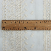Großhandel Luxus 100% Baumwolle Stickerei Stoff Weiße Öse Gestrickt für Frau Kleid Hochzeit Accessoires Home Mädchen Jungen Schuhe