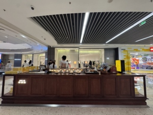 Comptoir d'îlot professionnel de luxe pour petite pâtisserie, vitrine en bois avec éclairage LED, solution d'affichage personnalisable pour le commerce de luxe - Product Image 2