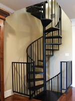 Solution d'escalier intérieur sur mesure avec acier soudé avec précision et marches en bois de frêne massif, escalier en spirale en bois
