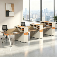 Bureau de travail moderne pour employés avec écran de séparation et étagères de rangement ouvertes pour espace de travail de bureau