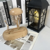 Sculpture en bois de méduse nageuse |   Décoration marine cinétique artisanale, accent décoratif sur le thème de l'océan, cadeau côtier unique