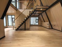 Maison modulaire préfabriquée à toit triangulaire avec terrasse, cabane en A imperméable et isolée thermiquement pour hôtel de glamping ou maison