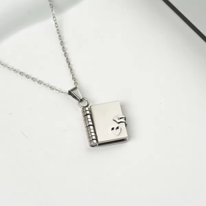 Nouveau collier pendentif livre de lettres d'amour en acier inoxydable personnaliser les <span class=keywords><strong>mots</strong></span> LOGO de marque gravés breloque plaquée PVD en or 18 carats - Product Image 6