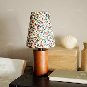 Fabricante Contemporáneo Control táctil Elegante escritorio Luces Usb Carga Mesita de noche Lámpara de mesa de cristal moderna - Product Image 5