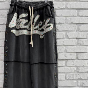 Pantalones Deportivos Jogger Holgados <span class=keywords><strong>de</strong></span> Felpa Francesa <span class=keywords><strong>de</strong></span> Algodón Puro con Cordón Negro, Cintura Alta Personalizada, Adornados con Piedras Preciosas y Pedrería <span class=keywords><strong>de</strong></span> Lujo - Product Image 1