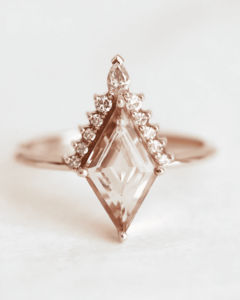 Anillo de Compromiso Geométrico con Moissanita de AADIHI JEWELS, Oro Blanco con Baño de Rodio, Engaste de Bisel, Estilo Moderno Unisex - Product Image 1