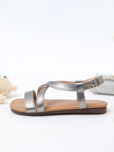 Sandales plates romaines argentées à brides croisées pour enfants – Collection été en gros - Product Image 4