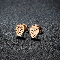 Shaungshuo roestvrij staal PVD verguld schattig klein aardbei fruit moderne damesoorbellen mode-sieraden groothandel