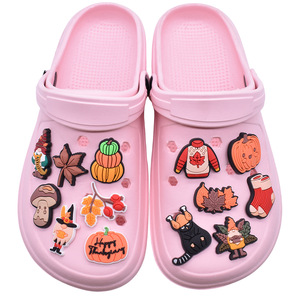 Breloques populaires en gros pour sabots d'enfants, motifs Lapin de Pâques, Papillon de Noël, Porte-bonheur mexicain, en PVC, taille 2,5-3,5 cm - Product Image 4