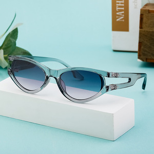 Lunettes de soleil ovales de style européen pour femmes, verres PC UV400, monture noire, protection solaire classe 2, vente en gros transfrontalière - Product Image 1