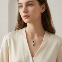 Collier pendentif vertical ZG élégant en émeraude taille émeraude avec accents de zircon
