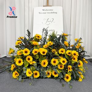 Arreglo Floral Artificial de Girasoles Brillantes y Follaje para Decoración de Base de Letrero de Bienvenida de Boda - Product Image 1