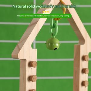 <span class=keywords><strong>Jouet</strong></span> <span class=keywords><strong>pour</strong></span> <span class=keywords><strong>perroquet</strong></span> Old Man Du : Perchoir à balançoire en bois massif avec clochette, <span class=keywords><strong>pour</strong></span> le nettoyage des griffes et du bec, et <span class=keywords><strong>pour</strong></span> le repos et le jeu des petits oiseaux. - Product Image 2