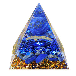Pyramide en résine de galets de cristal Poissons, décoration artisanale pour la maison, ornement de bureau - Product Image 5