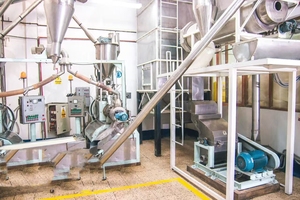 Lớp phủ bột màu xanh búa được sử dụng trong lĩnh vực máy móc xây dựng - Product Image 5