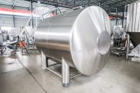 Unitank horizontal pour bière artisanale de 1000L à 5000L, avec réservoir sous pression, contrôle PLC et pompe.