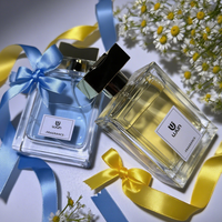 Flacon de parfum rectangulaire plat carré transparent personnalisé de 50 ml 100 ml avec pompe pulvérisateur à gouttelettes à sertir dorée de 15 mm pour diffuseur de Cologne