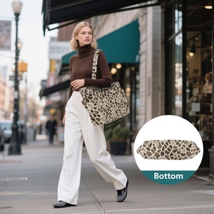 Nouveautés : Sac à bandoulière matelassé en polyester avec imprimé girafe et logo personnalisé, sac à main pour femme avec poches latérales - Product Image 3