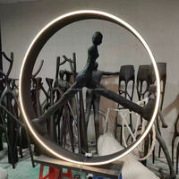 Sculpture personnalisée artistique en fibre de verre, modèle humain, avec anneau de vent et de feu, LED intégrée, pour hôtel et salon