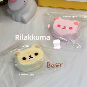 ของเล่นบีบหัวริลัคคุมะจากหนังสือเล่มเล็กสีแดง - ของเล่นคลายเครียดสำหรับเด็ก ทำจากซิลิโคนเกรดอาหาร เนื้อสัมผัสนุ่มเนียน และคืนรูปช้า - Product Image 2