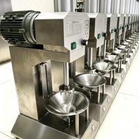 Volledig automatische groene kokosnootschilmachine, industriële kokosnootschilverwijderingsmachine voor de productielijn van kokoswater, fruit.