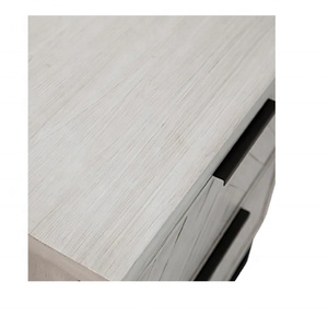 โต๊ะข้างเตียงไม้สไตล์วินเทจ 2 ลิ้นชัก พร้อมตกแต่งประตูแบบปาร์เก้ และฐานโลหะสีดำสำหรับห้องนอน - Product Image 4