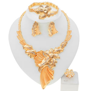 <span class=keywords><strong>Parure</strong></span> de <span class=keywords><strong>bijoux</strong></span> de luxe 4 pièces en feuille d'<span class=keywords><strong>or</strong></span> avec accent cristal, collier en Y floral et accessoires assortis, ensemble tendance pour mariée et usage quotidien - Product Image 1