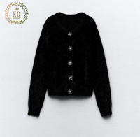KD fabrication de tricot personnalisé OEM ODM à manches longues en strass floral bouton de cristal tricots en fausse fourrure femmes Cardigan pull