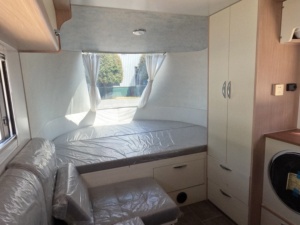 Hermosa Caravana de Viaje Ligera de Diseño Moderno en Aluminio con Doble Eje para 4 Personas, Ideal para Campamentos al Aire Libre y Todoterreno - Product Image 6