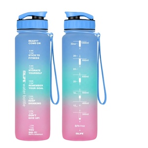 ขวดน้ำพลาสติกขนาด 1000 มล. สำหรับออกกำลังกายและเล่นกีฬา ปลอดสาร BPA ป้องกันการรั่วซึม ทนทานต่อการตกกระแทก ล้างในเครื่องล้างจานได้ ดื่มได้โดยตรง  รับผลิตแบรนด์ตามสั่ง - Product Image 1