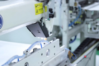 Machine à coudre entièrement automatique pour les coussinets abdominaux, pour une production médicale stérile sans poussière en non-tissé