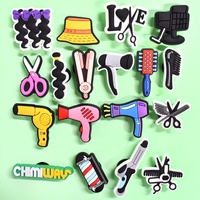 Vente en gros de breloques de chaussures en pvc, sèche-cheveux en caoutchouc souple, série de coiffure, décorations de boucles de créateur pour chaussures et sabots