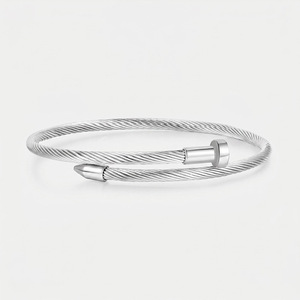 Bracciale a Polsino Aperto Regolabile in Acciaio al Titanio con Filo Intrecciato a 3 Colori, Punta a Chiodo, Gioiello Minimalista Unisex da Polso, Idea Regalo - Product Image 4
