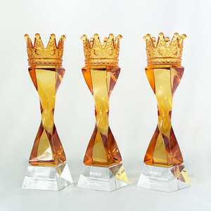Trophée en cristal torsadé ambre K9 de qualité supérieure, forme couronne royale, gravé sur mesure, pour concours de beauté et excellence corporative - Product Image 3