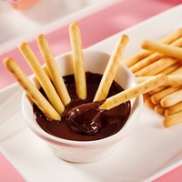 Bâtonnets de biscuits croustillants sucrés en gros avec sauce chocolat au cacao, boîte portable, coupelles de sauce pour trempage de biscuits