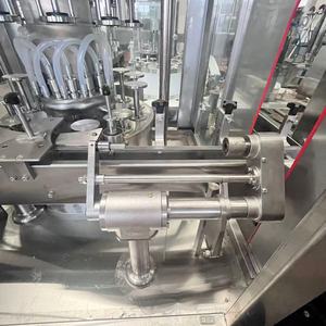 Machine de remplissage et d'emballage de jus à contre-pression entièrement automatique, machine de mise en bouteille de vodka et de vin - Product Image 3