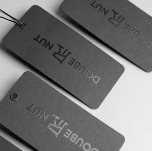 Chất lượng cao thẻ màu đen thân thiện với môi in logo Swing tag <span class=keywords><strong>double</strong></span> side in chấp nhận thấp moq tùy chỉnh logo của bạn cho quần áo - Product Image 1