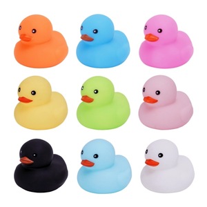 Pato Amarillo Pequeño Transfronterizo No. 8, Patito de Plástico Colorido con Sonido para Baño y Juego en el Agua, Juguete Exclusivo para Bebés de 0 a 24 Meses - Product Image 3